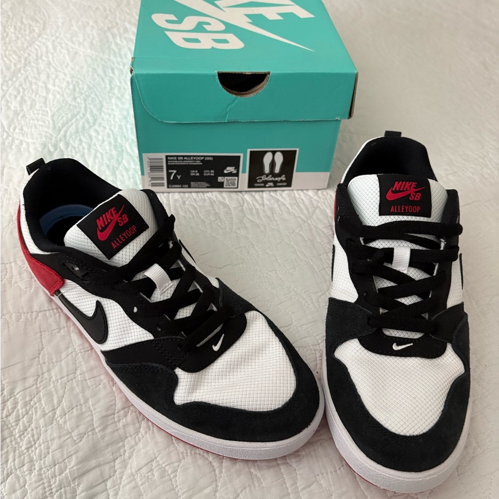 New in box Nike SB Alleyoop Shoes - Black, White, Red size 7y